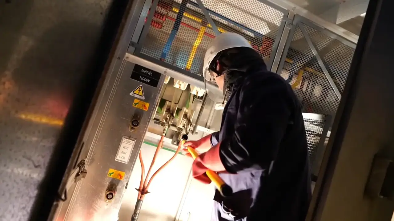 électricien travaillant sur une cabine à haute tension